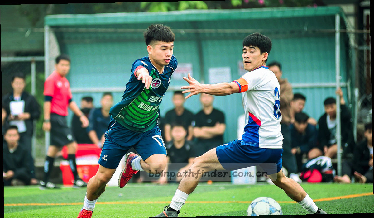 左右对照的抽象线框图，左侧为调整前的栏目排布，右侧为调整后的栏目排布，差异位置以橙色标出
